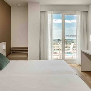 Disabled accessible room Hotel ILUNION Islantilla Huelva